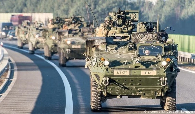 Las tropas polacas, rumanas y estadounidenses realizan ejercicios conjuntos de ataque aéreo y terrestre.