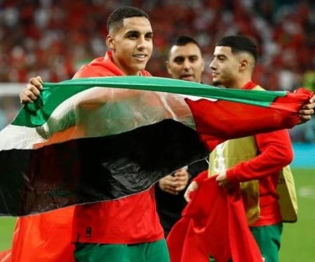 Abdelhamid Sabiri de Marruecos sostiene una bandera palestina después de que el equipo ganara la tanda de penaltis. Foto: EFE.