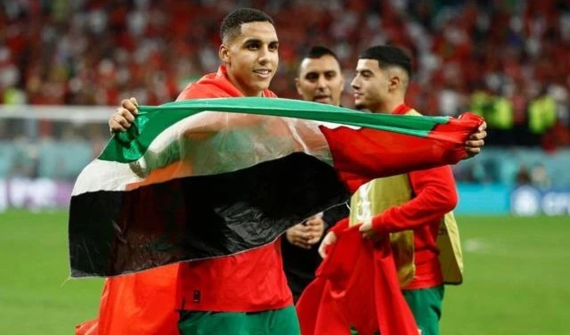Abdelhamid Sabiri de Marruecos sostiene una bandera palestina después de que el equipo ganara la tanda de penaltis. Foto: EFE.