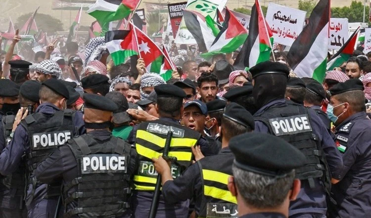 Manifestantes jordanos protestan contra el alza de los precios del combustible. Manifestantes jordanos protestan contra el alza de los precios del combustible.