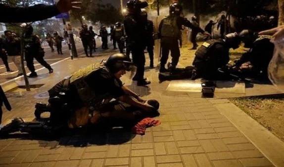 El estado de emergencia decretado por el Gobierno permite a las fuerzas de seguridad allanamientos y detenciones sin orden judicial.