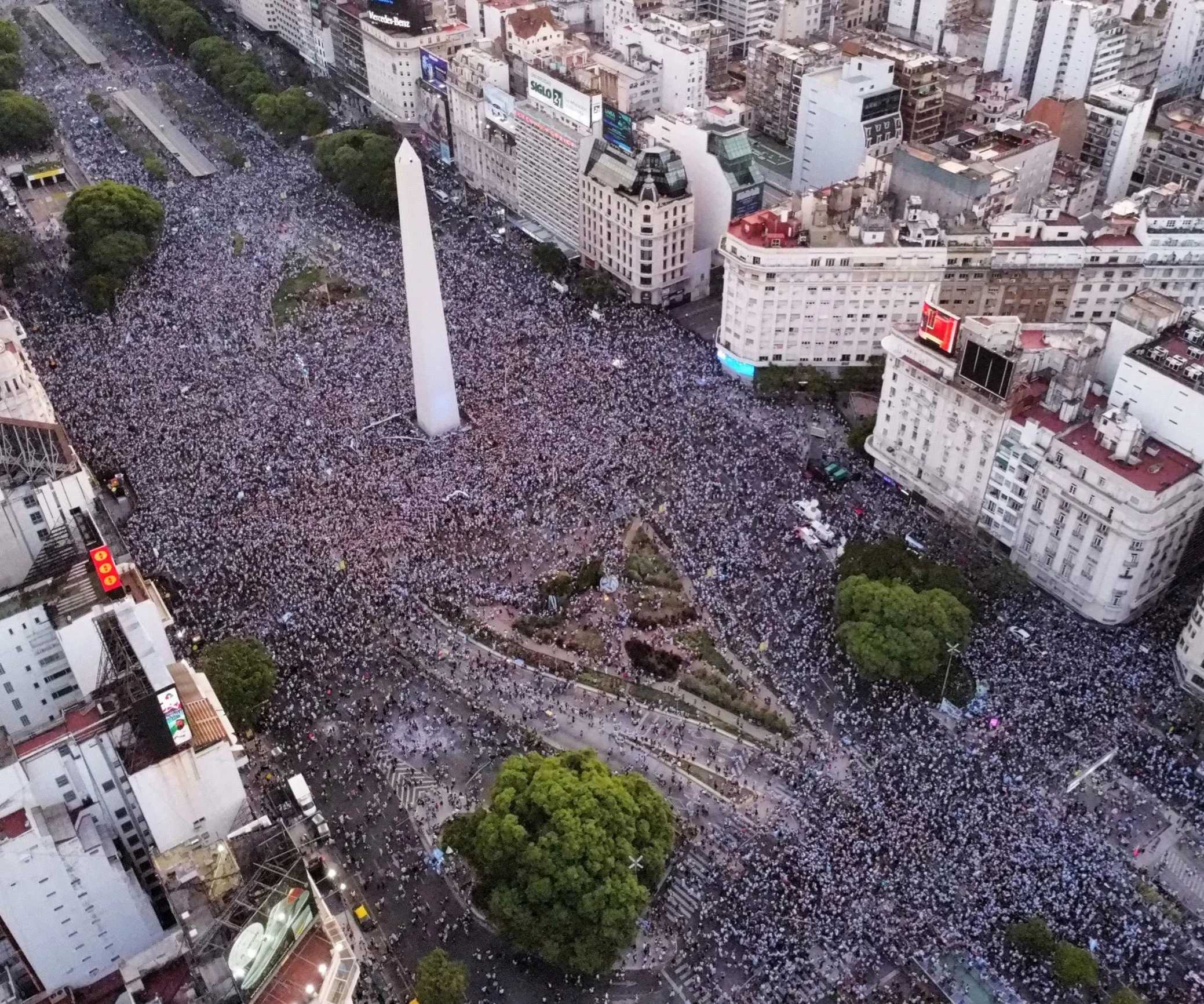 Argentinos aspiran a levantar la Copa en Qatar