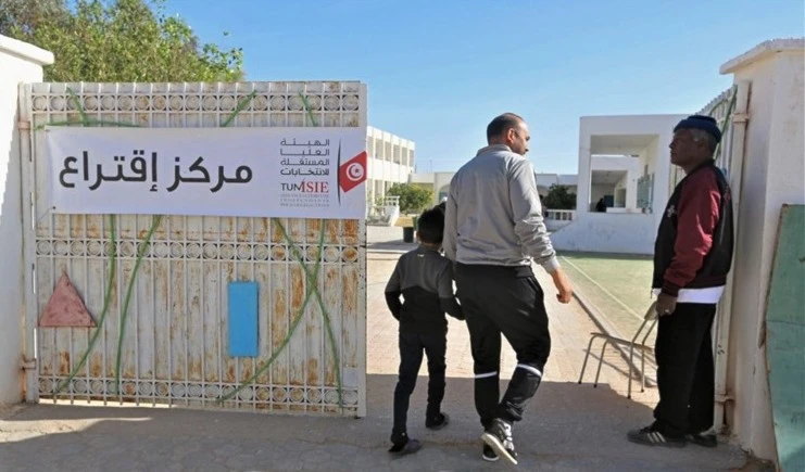 Túnez: Cierran colegios electorales en medio de baja participación