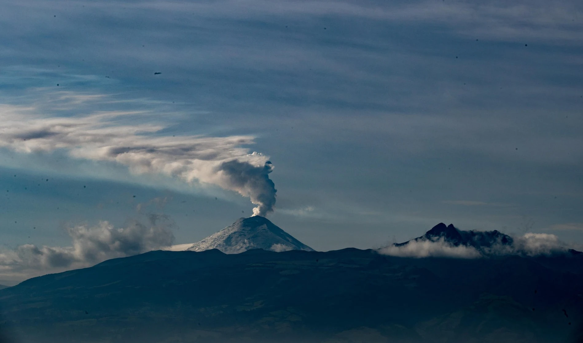 Emisiones de volcán Cotopaxi llegan al kilómetro de altura en Ecuador
