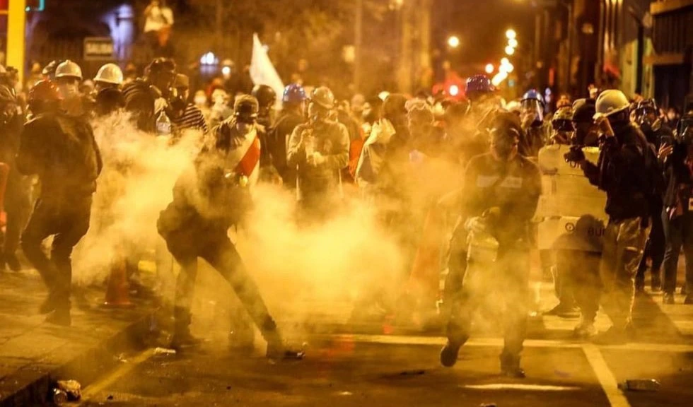 Enfrentamientos entre manifestantes y la policía en Perú. Enfrentamientos entre manifestantes y la policía en Perú.