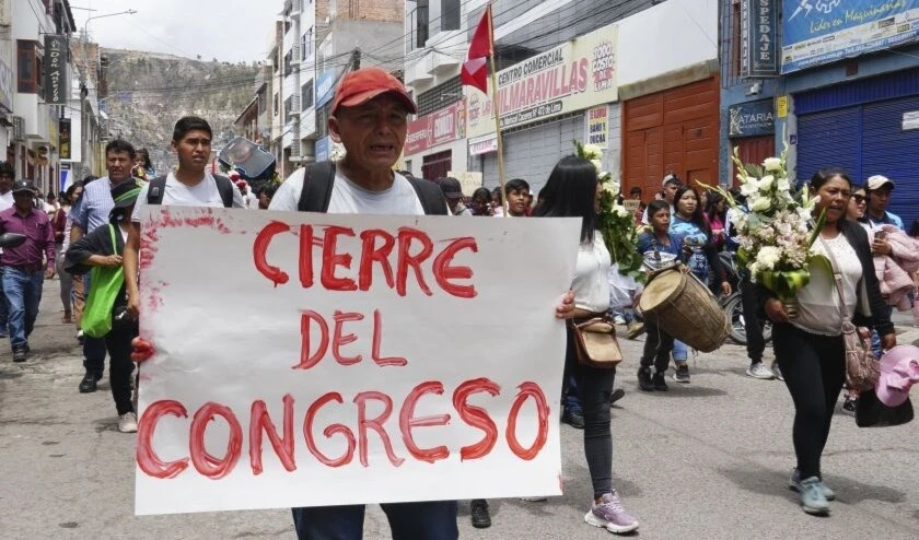 Una de las exigencias constantes entre los peruanos es el cierre del Conngreso. Una de las exigencias constantes entre los peruanos es el cierre del Conngreso.