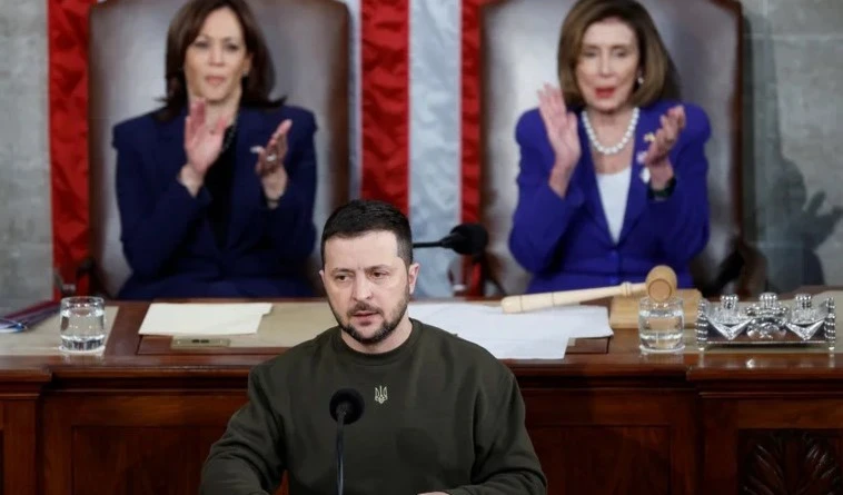 Zelensky recibió aplausos por varios minutos durante su discurso ante el Congreso.