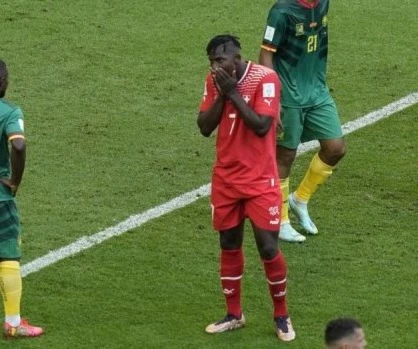 Breel Embolo pide disculpas a sus hermanos cameruneses.