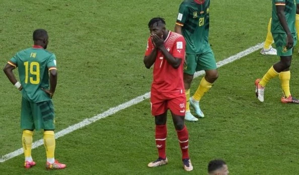 Breel Embolo pide disculpas a sus hermanos cameruneses. Breel Embolo pide disculpas a sus hermanos cameruneses.