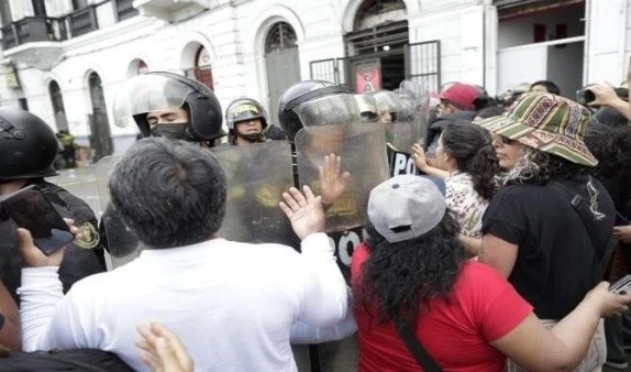 Organizaciones peruanas rechazan persecución policial