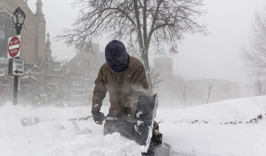 En Buffalo los vientos y las nevadas paralizaron hasta los servicios de rescate.