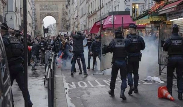 La policía antidisturbios en París dispersó con gases lacrimógenos manifestación de indignados kurdos que exigen respuestas y protección del gobierno galo ante la ola de ataques racistas.