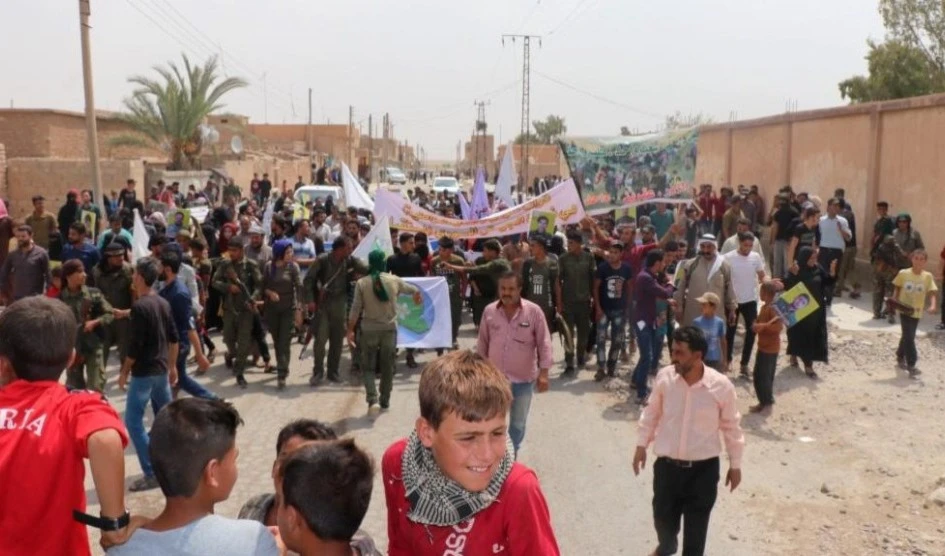Manifestantes en Deir ez-Zor.