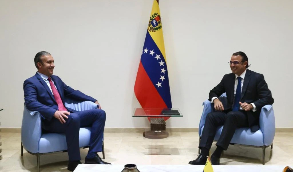 Venezuela y Chevron suscriben contratos para continuar de operaciones