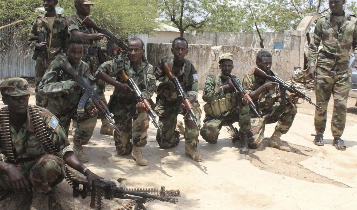 Las fuerzas del gobierno somalí libran operaciones militares simultáneas en las regiones central y sur del país.