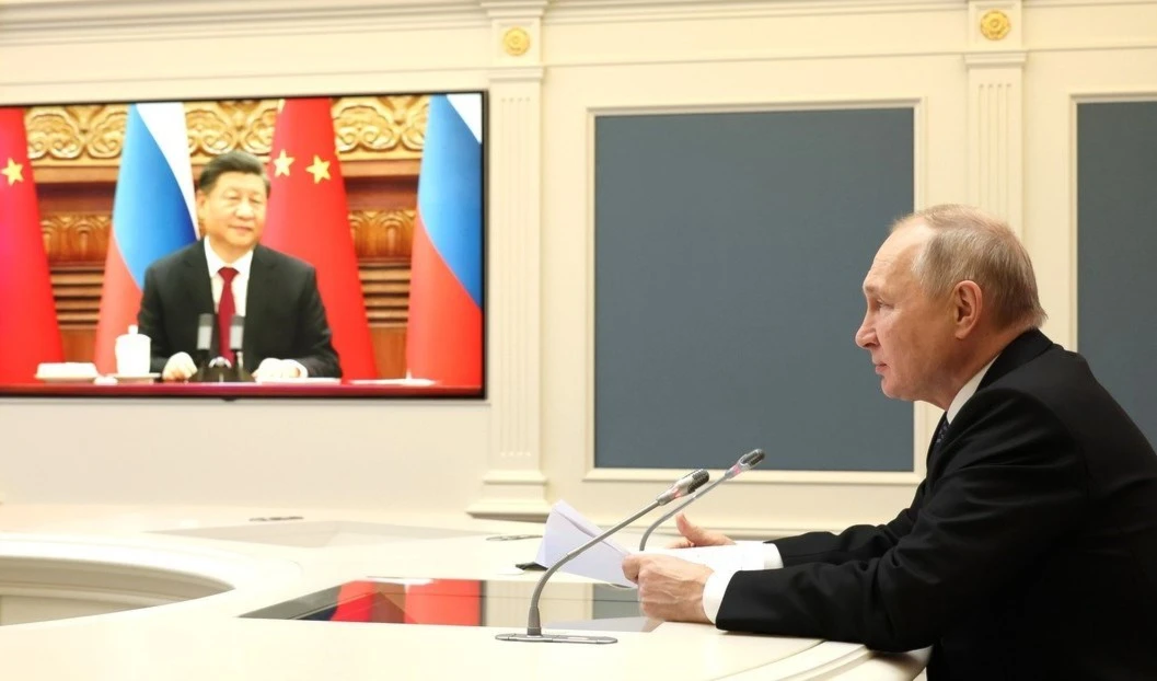 Putin y Xi Jinping sostienen conversaciones por videoconferencia.