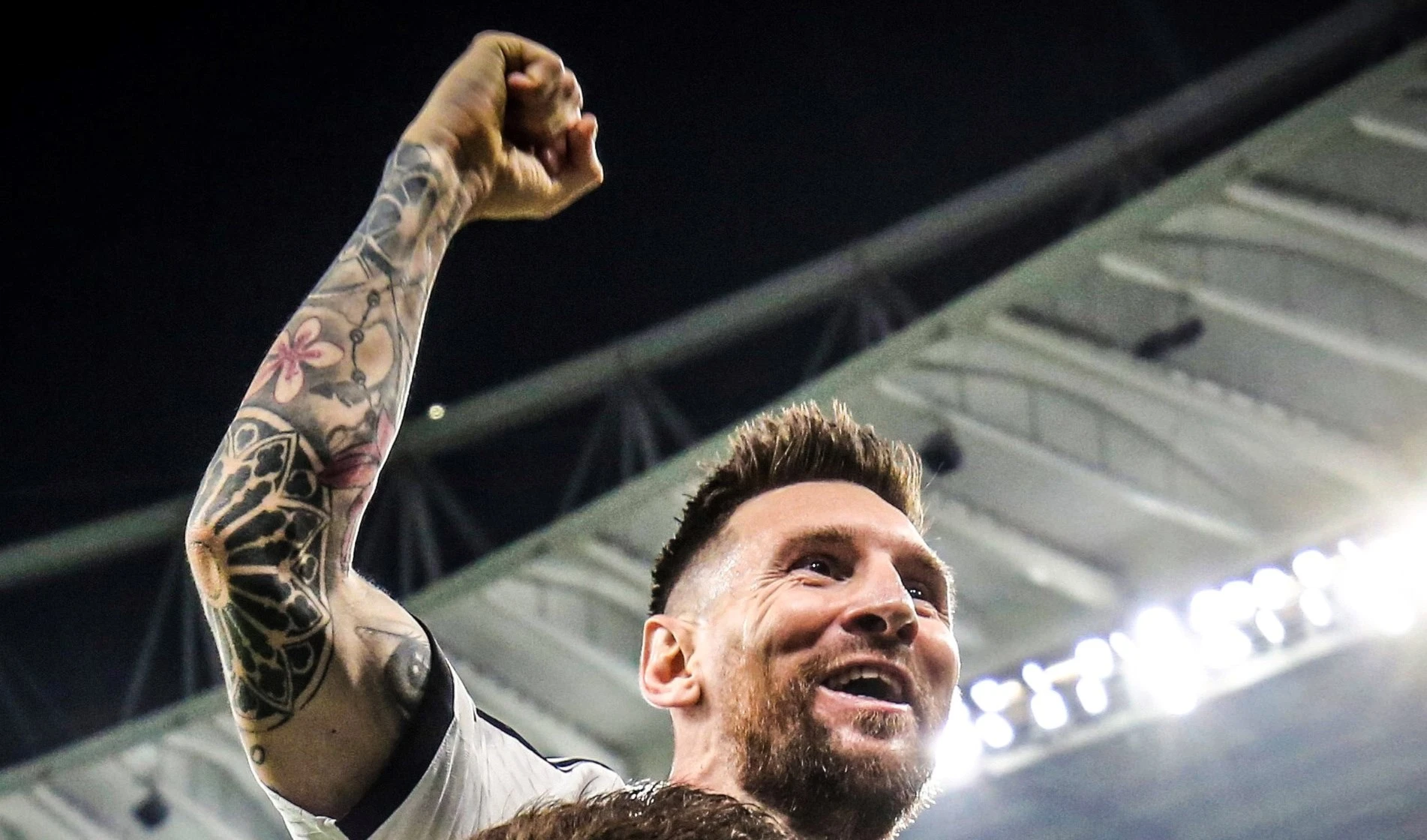 Messi viste de frac en Qatar