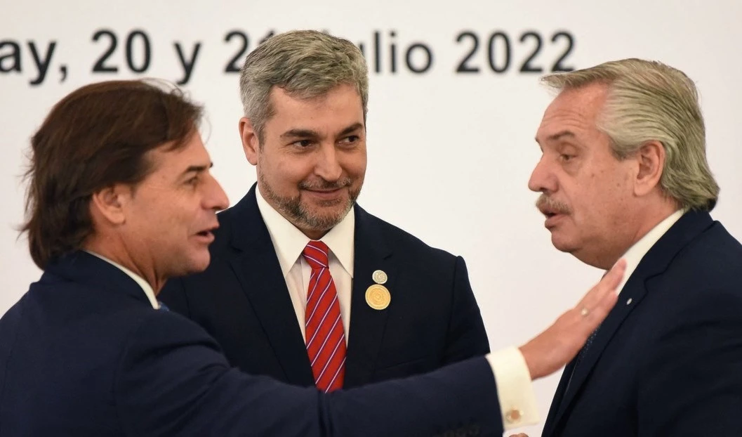 Luis Lacalle Pou, Mario Abdo Benítez y Alberto Fernández, en Luque, Paraguay, 21 de julio de 2022.