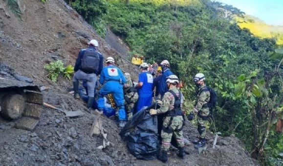 Las condiciones climáticas de la zona dificultan las labores de rescate. Las condiciones climáticas de la zona dificultan las labores de rescate.