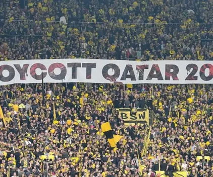 Bandera desplegada en un partido de la Bundesliga (Liga de fútbol alemán); Borussia Dortmund versus VfB Stuttgart. Foto: Middle East Eye / Viento Sur Bandera desplegada en un partido de la Bundesliga (Liga de fútbol alemán); Borussia Dortmund versus VfB Stuttgart. Foto: Middle East Eye / Viento Sur