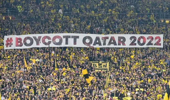 Bandera desplegada en un partido de la Bundesliga (Liga de fútbol alemán); Borussia Dortmund versus VfB Stuttgart. Foto: Middle East Eye / Viento Sur