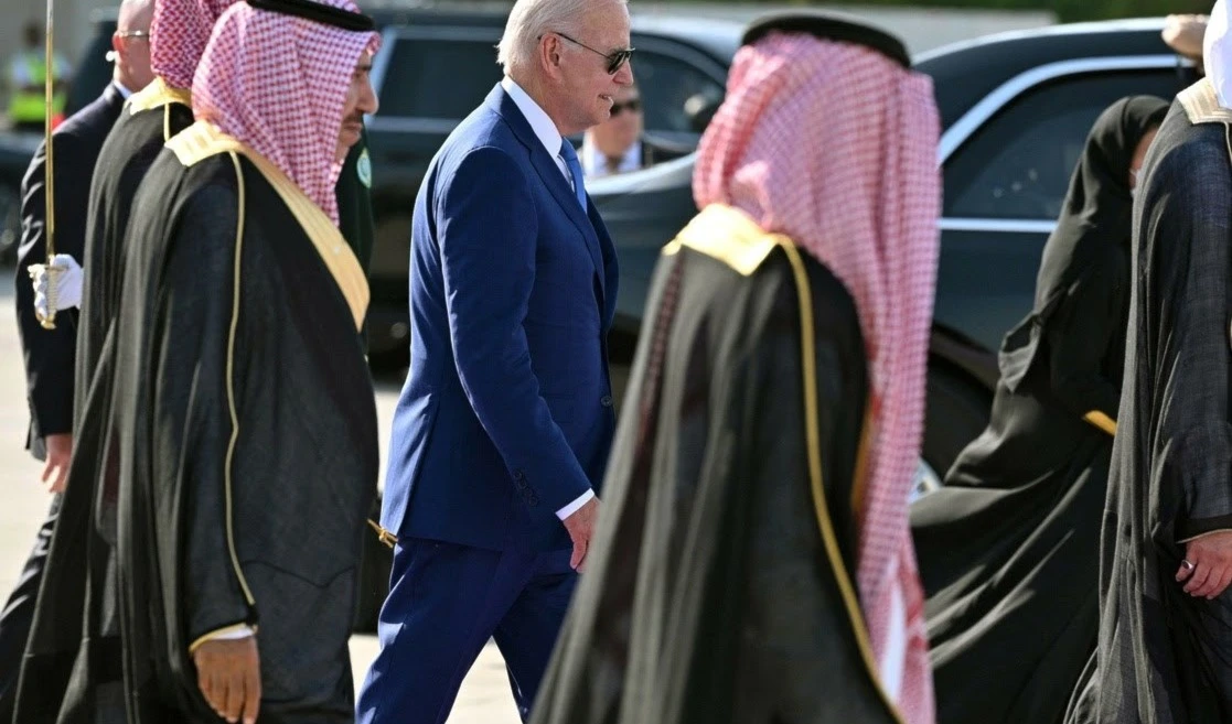 El mandatario de Estados Unidos, Joe Biden, se reunió con el príncipe heredero saudita Mohammad bin Salman, en su primera gira por la región. Foto: AFP