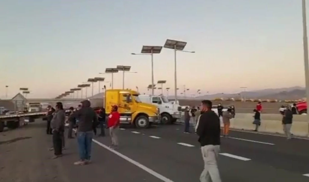 Camioneros bloquean las principales carreteras al norte de Chile