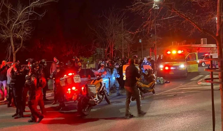 Colonos isralíes asaltan barrio de Sheikh Jarrah y atacan viviendas palestinas