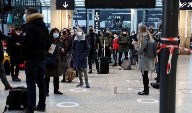 La policía ultima a hombre con cuchillo en concurrida estación parisina