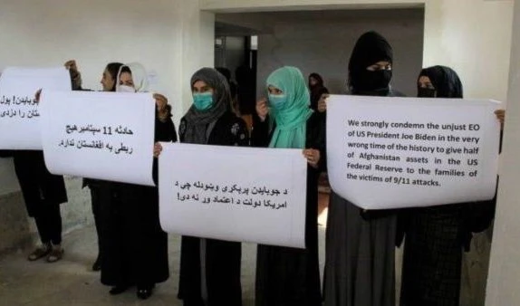 Mujeres afganas protestan por robo de activos por parte de EE.UU.