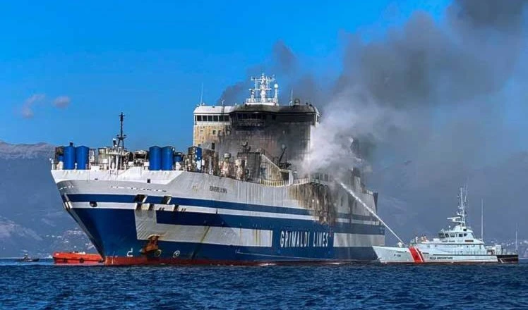 Rescatan uno de los 12 desaparecidos tras incendio de ferry en Grecia