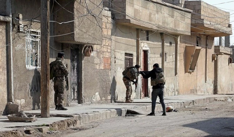 Estadounidenses destruyen casas residentes del barrio sirio de Ghweran en Hasakeh