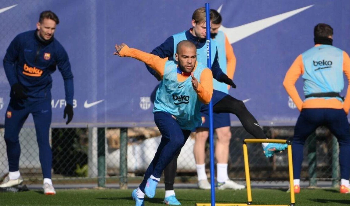 Dani Alves queda fuera del Barcelona para Liga Europa de fútbol