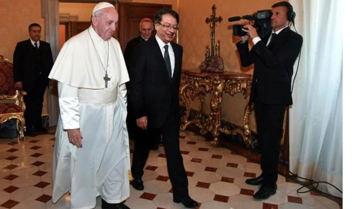 Recibe Papa Francisco a líder colombiano Gustavo Petro