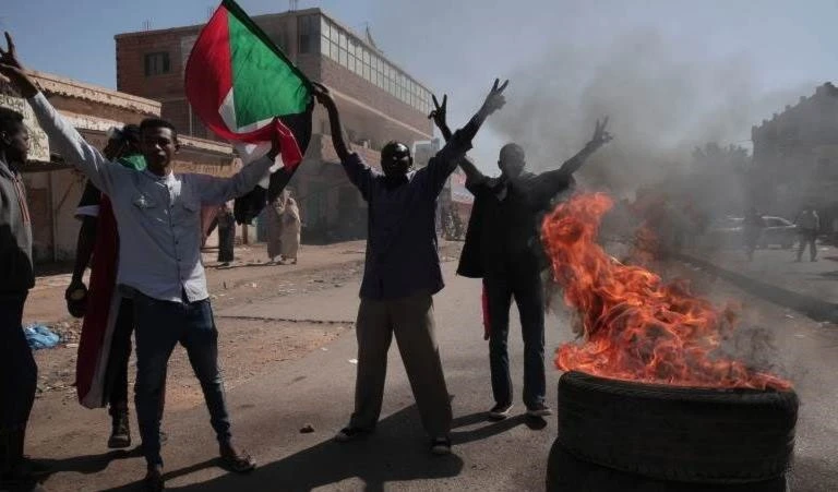 Manifestantes sudaneses marchan contra el golpe de Estado.