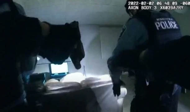 Policía de EE.UU. publica imágenes que muestran a agentes disparando a un hombre negro.