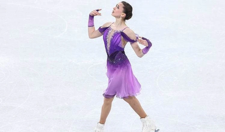 Valíyeva llevó al equipo ruso de patinaje artístico al primer lugar