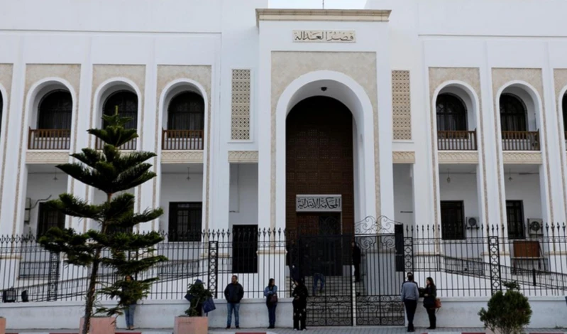 Policía tunecina cierra las oficinas del Consejo Judicial Supremo.