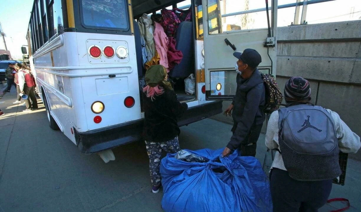 Autoridades mexicanas desalojan a migrantes de campamento improvisado cerca de frontera con EE.UU.