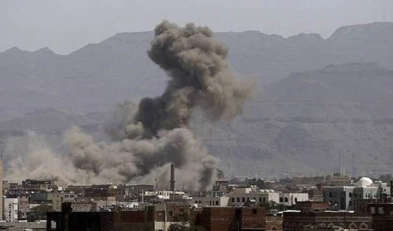 Capital yemení continúa bajo los ataques de la coalición saudí.