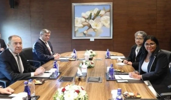 La vicepresidenta venezolana afirmó que en la reunión se abordó "el complejo escenario internacional". Foto: Vicepresidencia de Venezuela