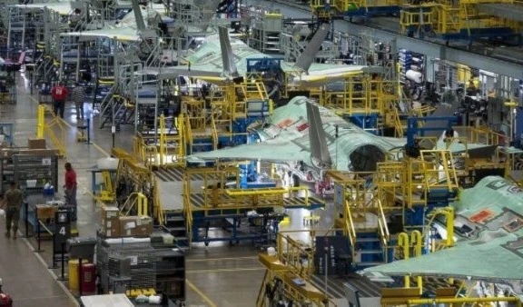 Entre las fábricas con mayor ganancia se encuentran las estadounidenses Lockheed Martin Corp, Raytheon Technologies y Boeing.