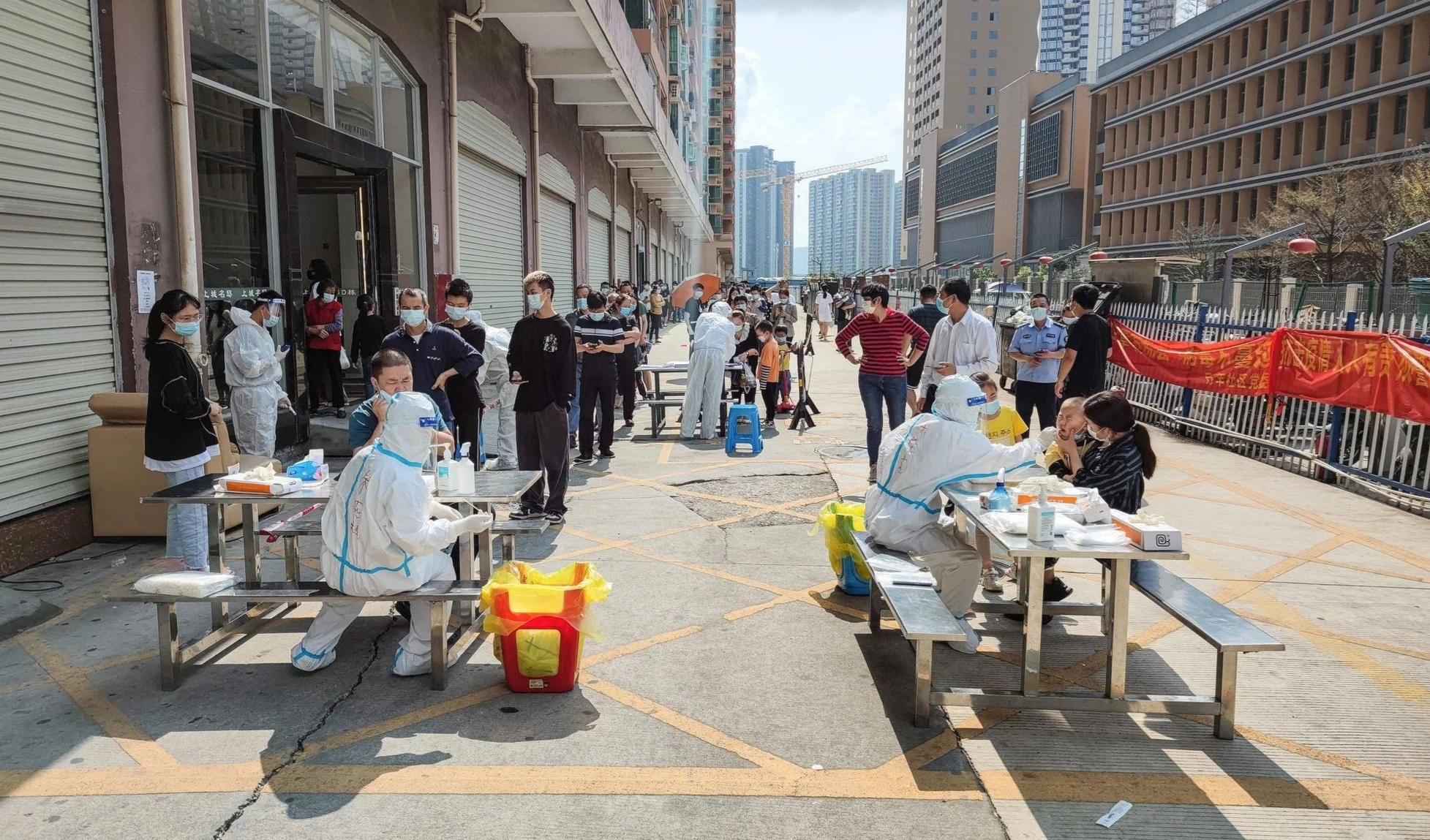 China confina a millones de personas por repunte de la COVID-19.