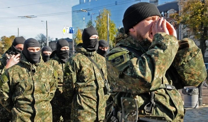Miembros del batallón neonazi Azov acusados de minar y volar el edificio Mariúpol