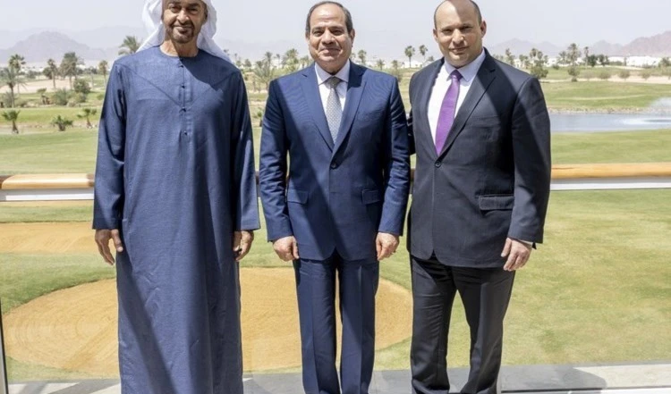 Bennett, El Sisi y Bin Zayed discuten cooperación regional contra Irán, según medios israelíes.