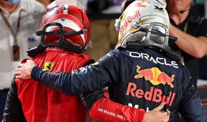 Verstappen bate a Leclerc en un duelo espectacular y Hamilton sigue desaparecido