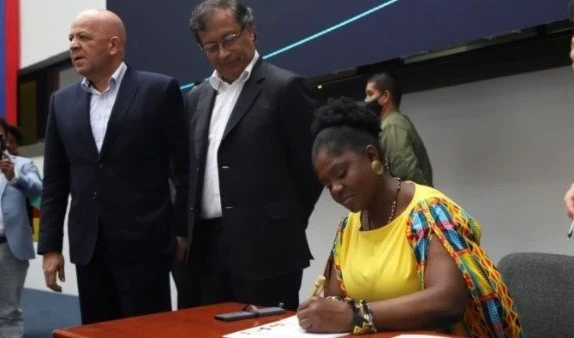 Candidata a vicepresidencia de Colombia es amenazada de muerte.