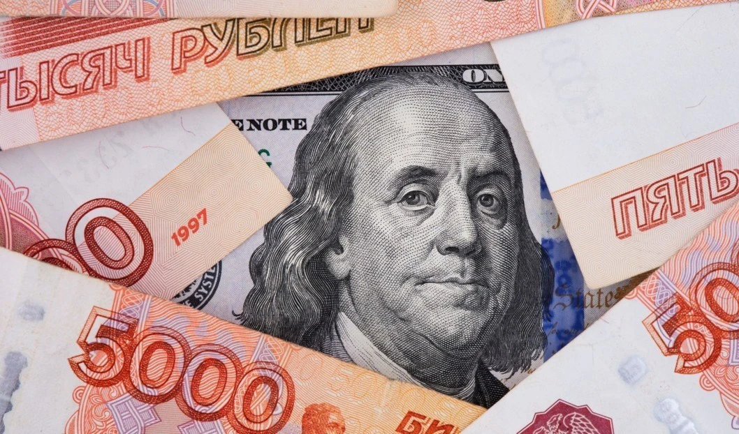 Se fortalece el rublo frente al dólar en bolsa de Moscú