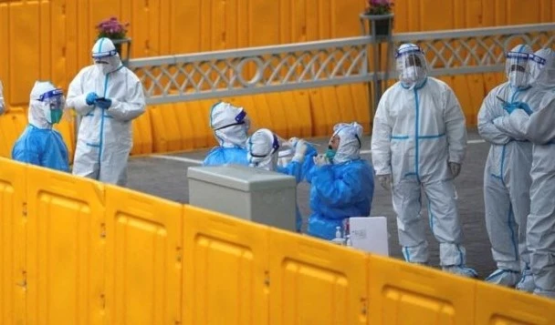 China vuelve al confinamiento en Shanghái por el aumento de casos de COVID--19