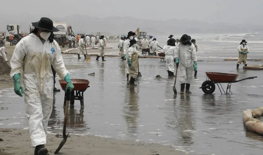 Personas afectadas por el derrame de petróleo en Perú recibirán indemnización de Repsol